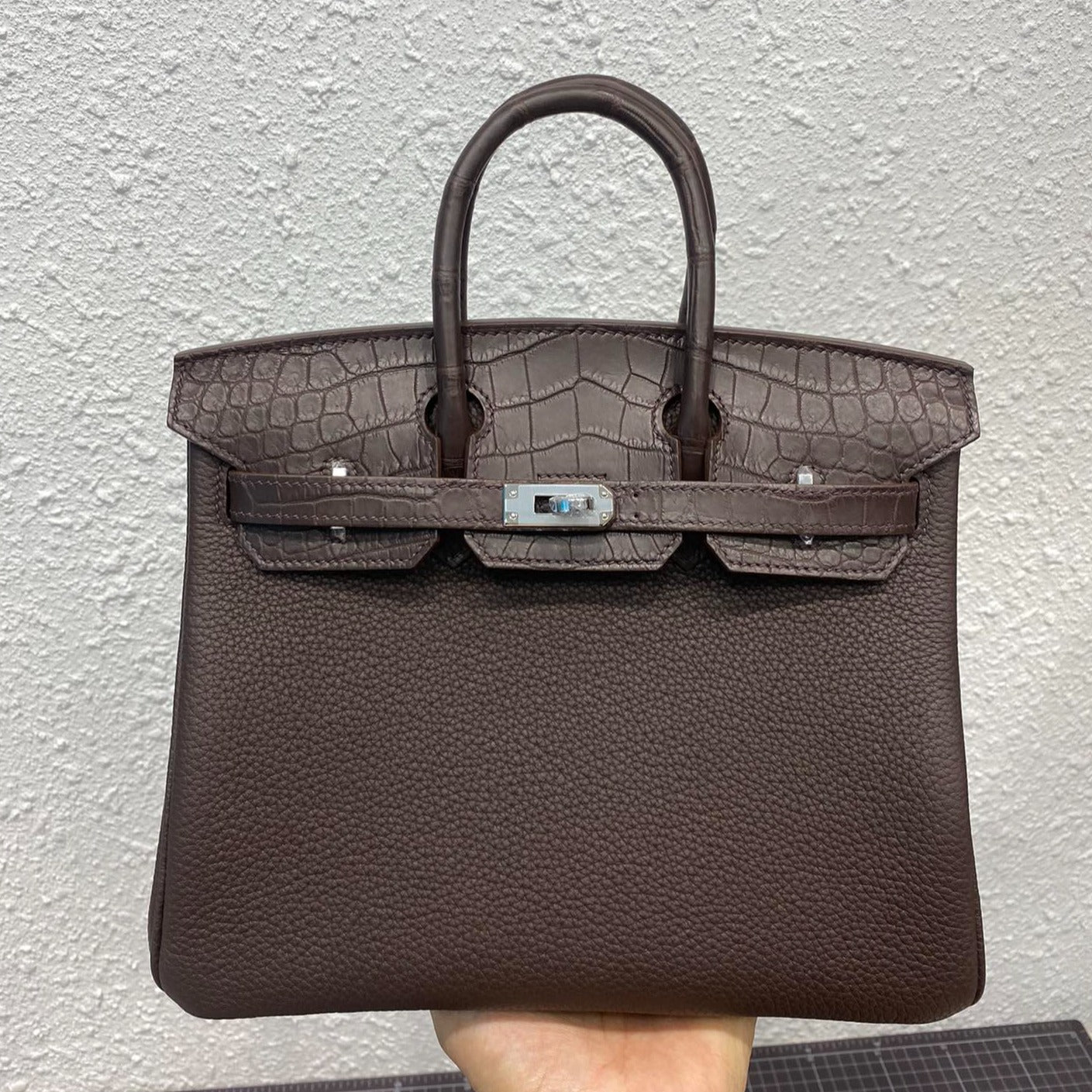 HM Birkin 25 cm Café-Tasche, Krokodil- und Togo-Leder, silberfarbene Beschläge