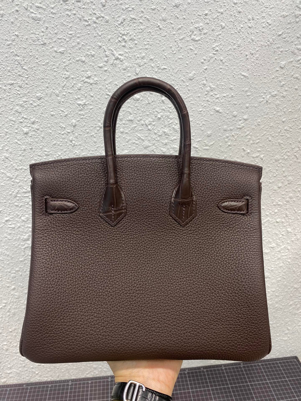 HM Birkin 25 cm Café-Tasche, Krokodil- und Togo-Leder, silberfarbene Beschläge