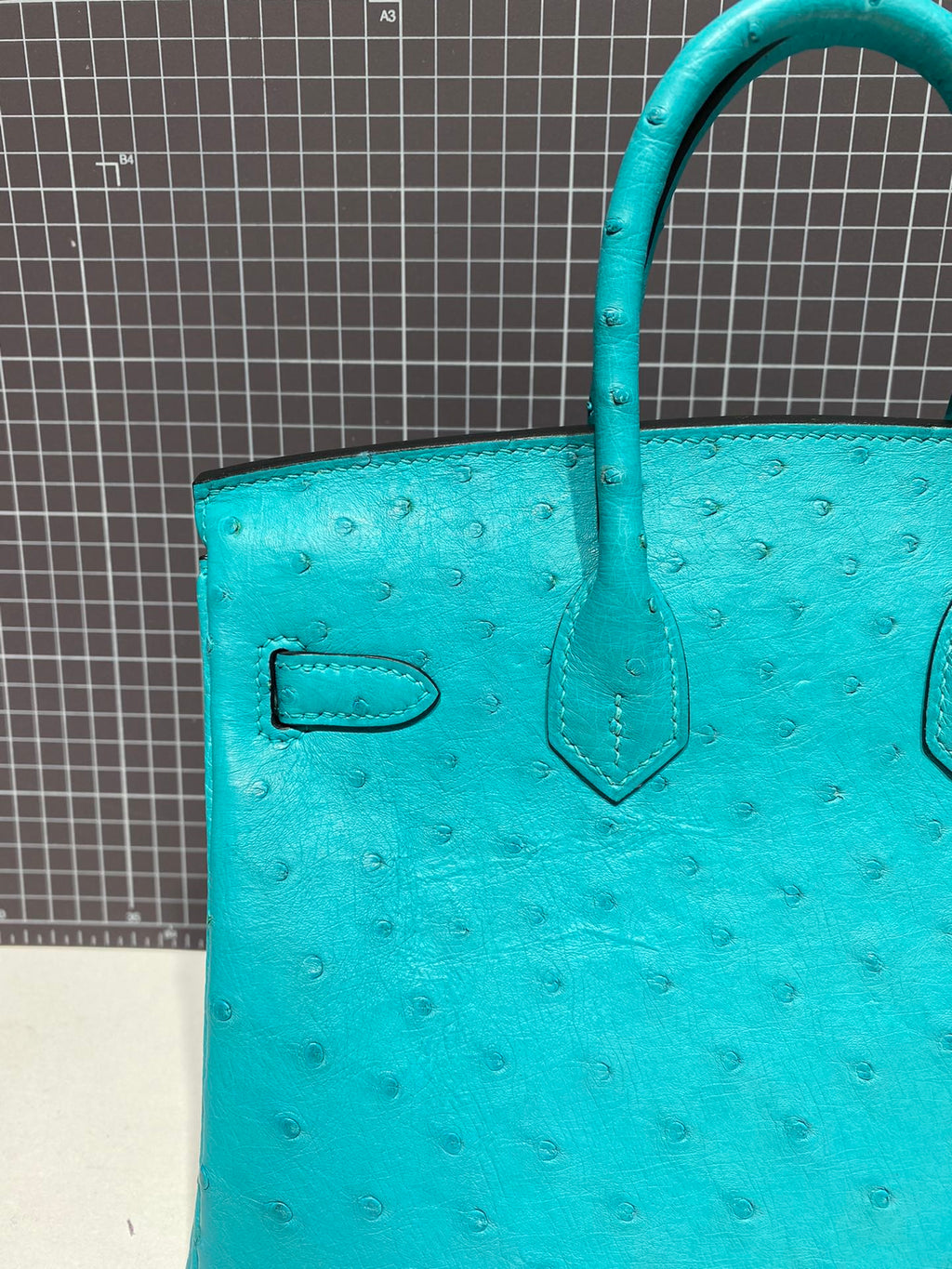 HM Birkin 30 cm Cloud Blue Straußenleder Goldbeschläge