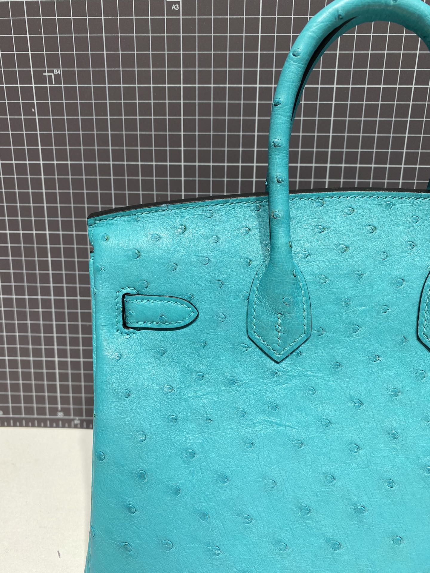 HM Birkin 30 cm Cloud Blue Straußenleder Goldbeschläge