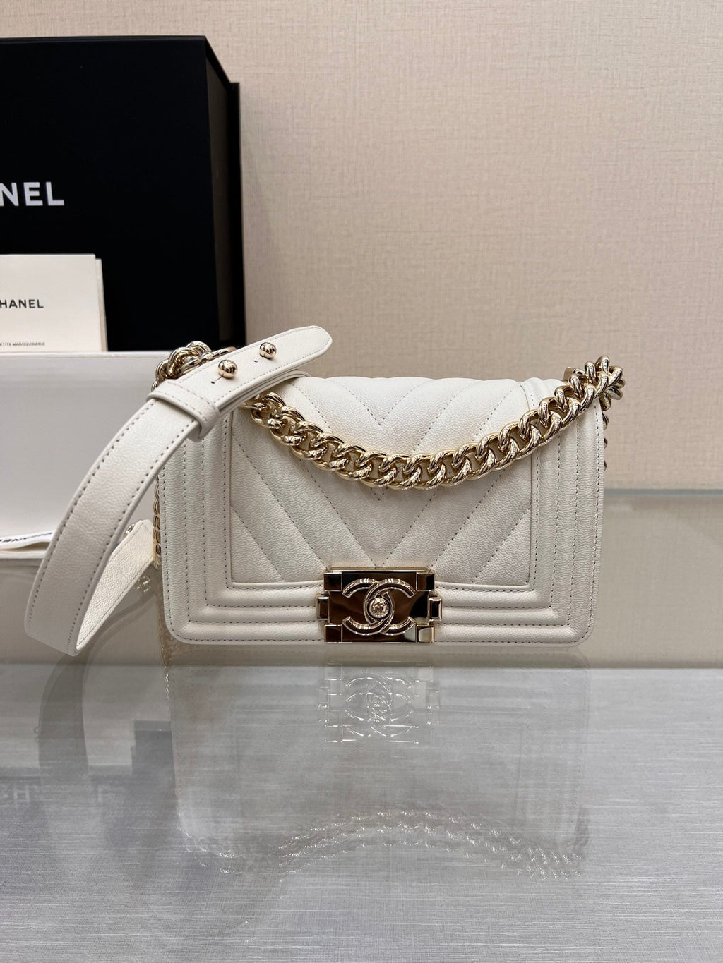 Jungentasche klein 20 weiß Chevron Caviar Gold Beschläge