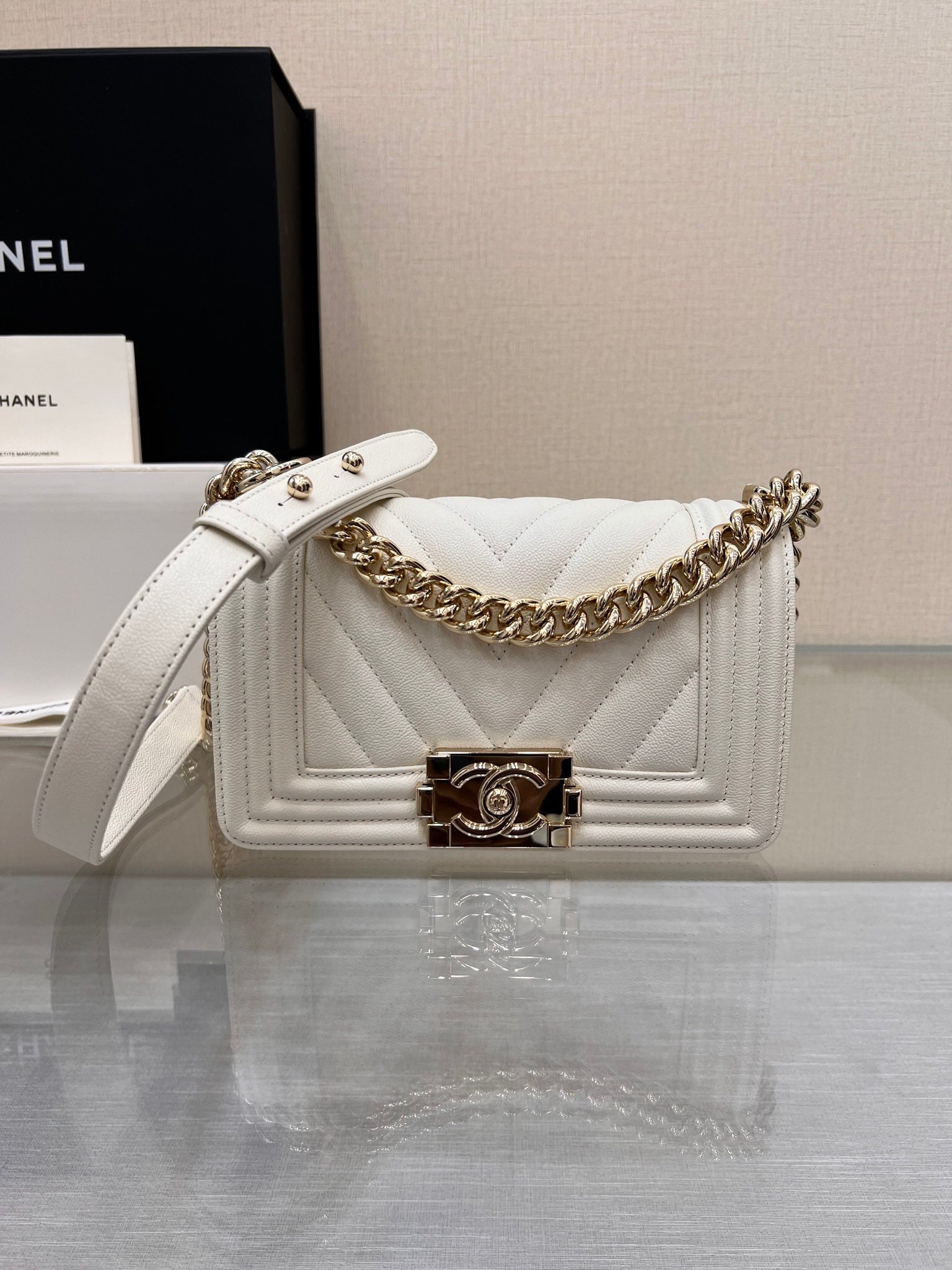 Jungentasche klein 20 weiß Chevron Caviar Gold Beschläge