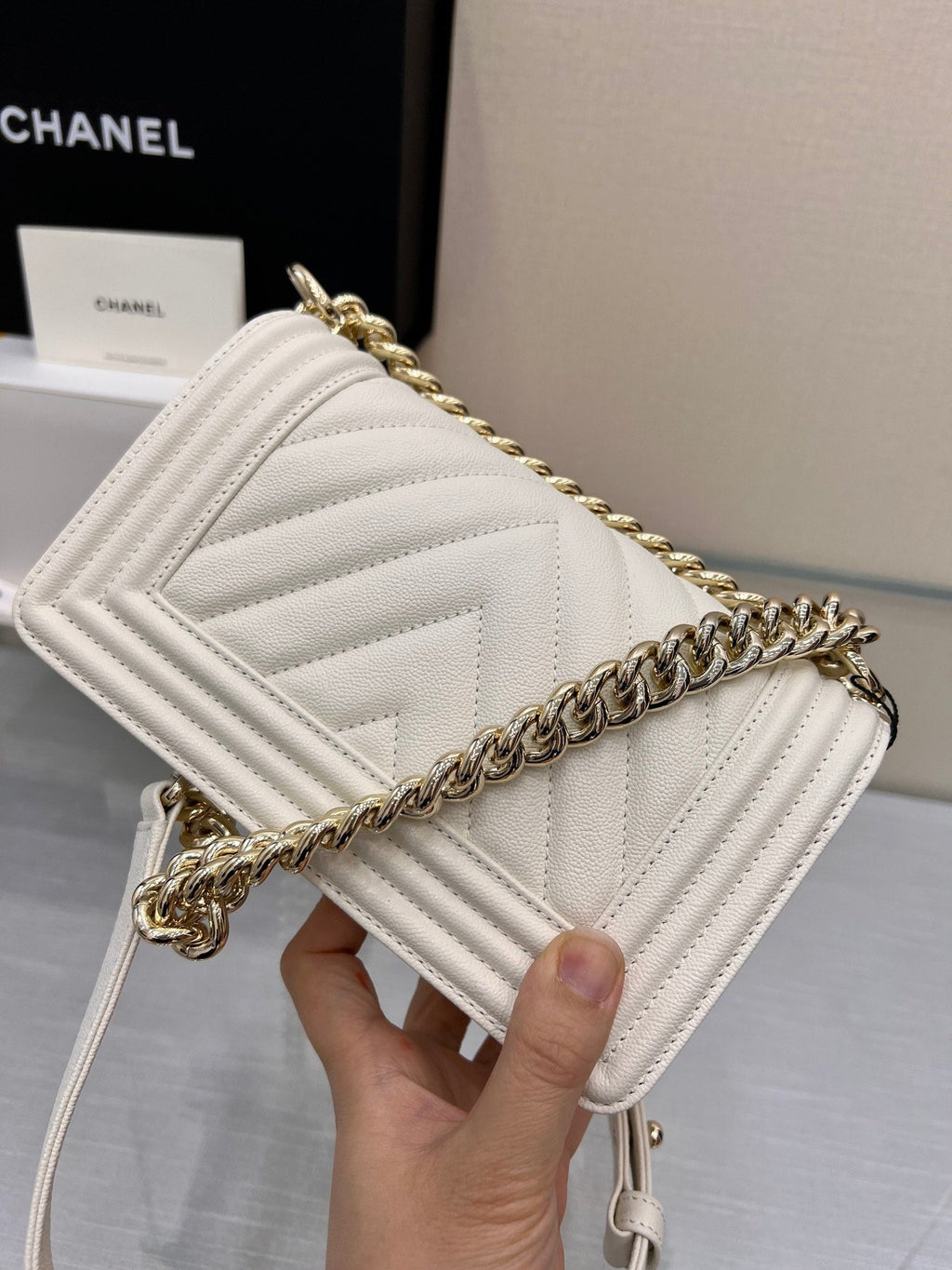 Jungentasche klein 20 weiß Chevron Caviar Gold Beschläge