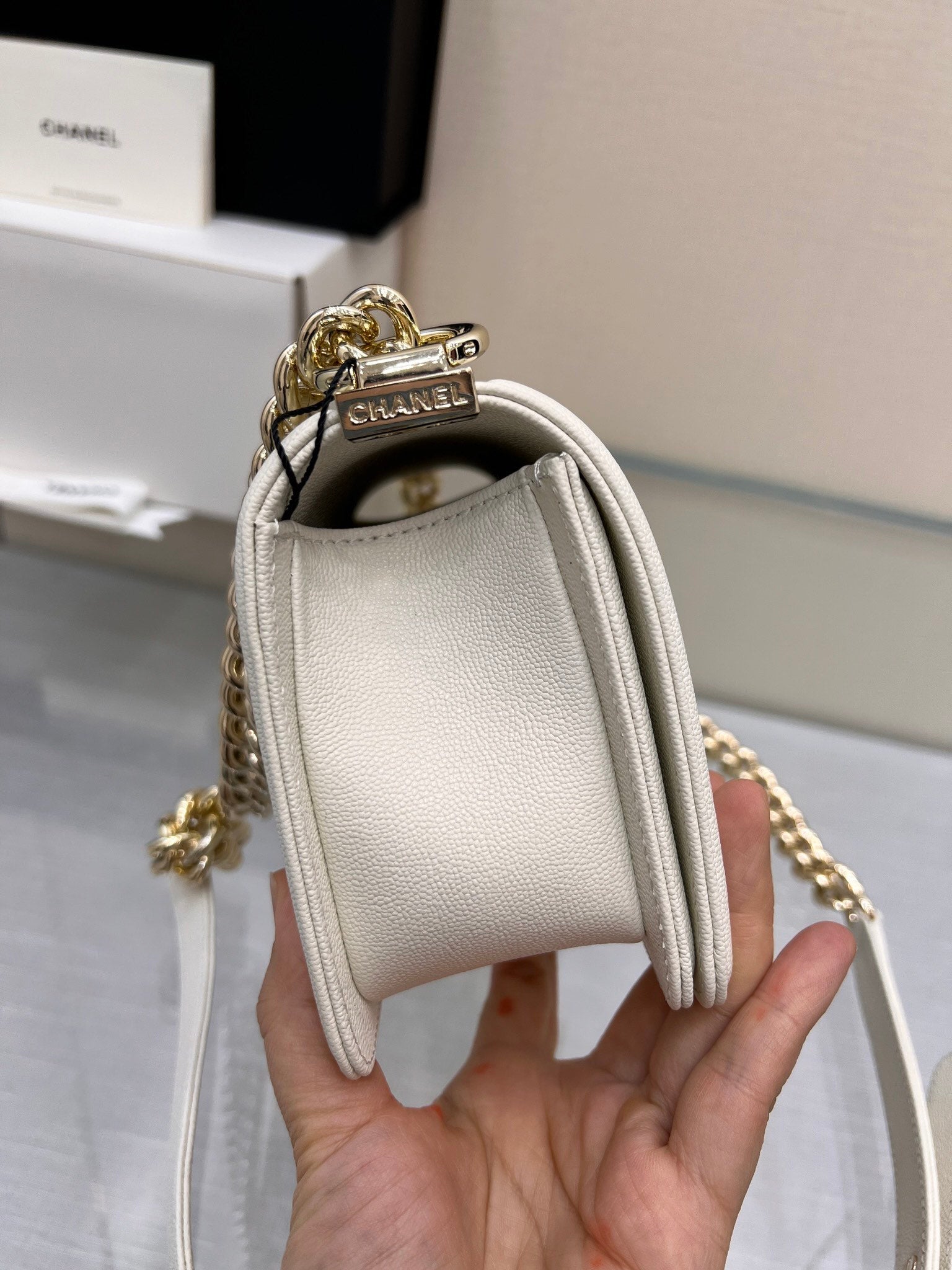 Jungentasche klein 20 weiß Chevron Caviar Gold Beschläge