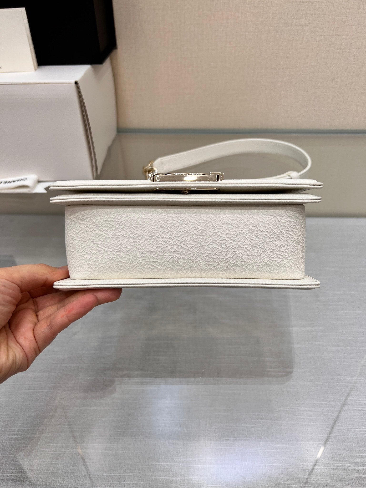 Jungentasche klein 20 weiß Chevron Caviar Gold Beschläge