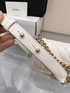 Jungentasche klein 20 weiß Chevron Caviar Gold Beschläge