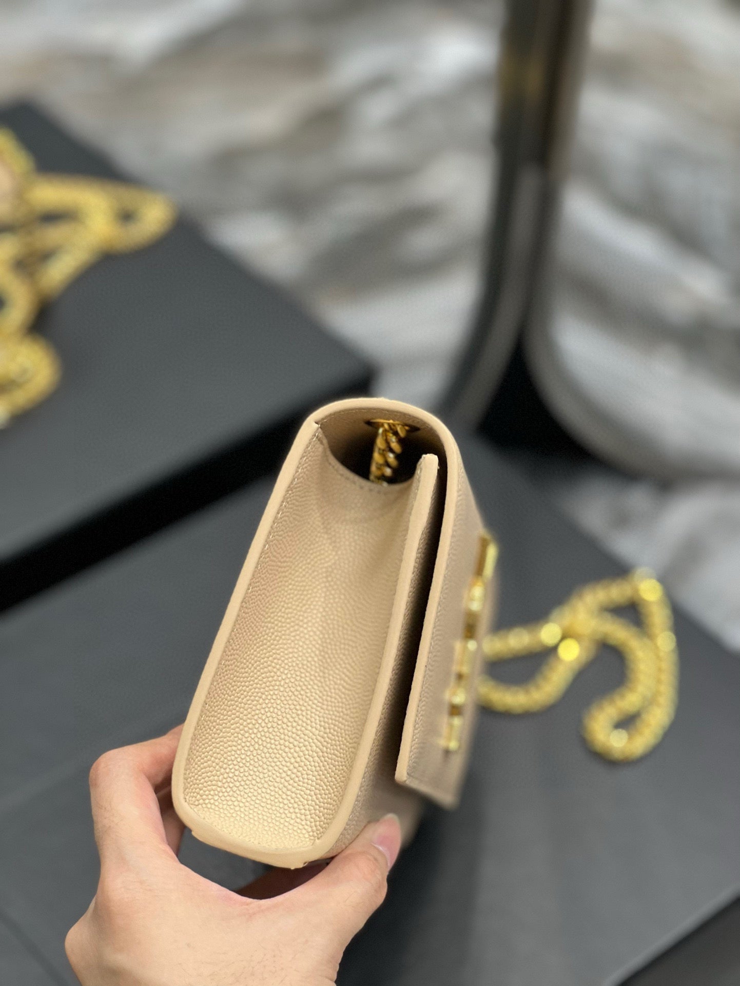 KATE KLEINE TASCHE MIT QUASTEN IN SATINBEIGE