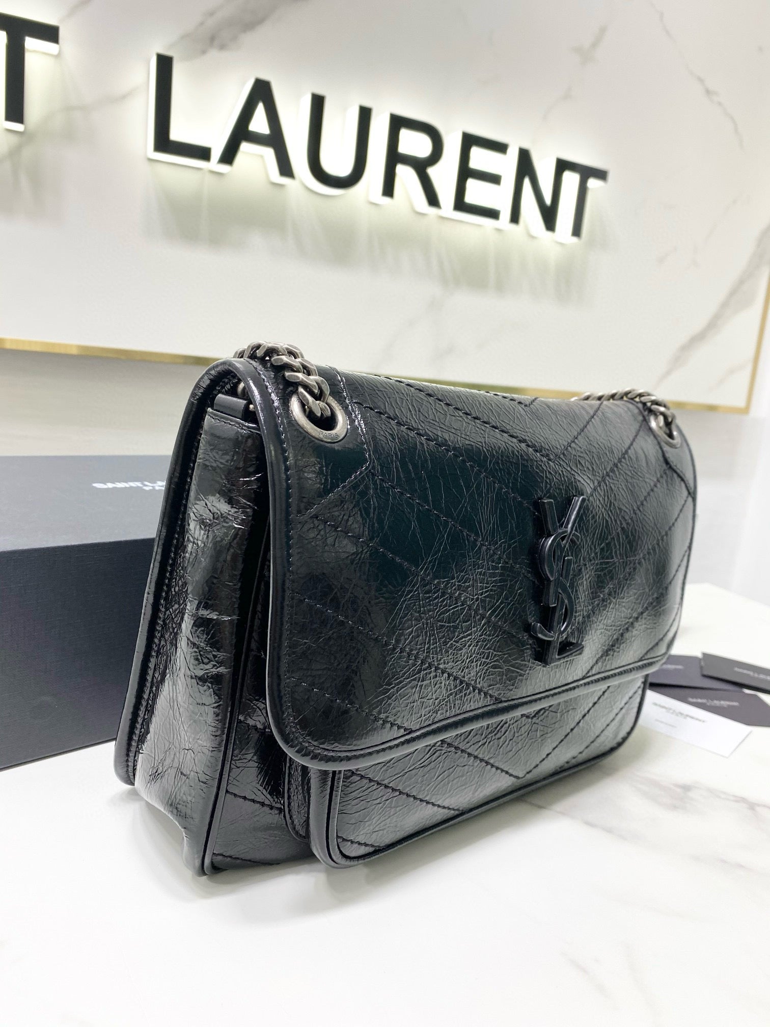 MITTLERE NIKI 28-ZOLL-KETTENTASCHE AUS SCHWARZEM KALBSLEDER, HOCHWERTIG