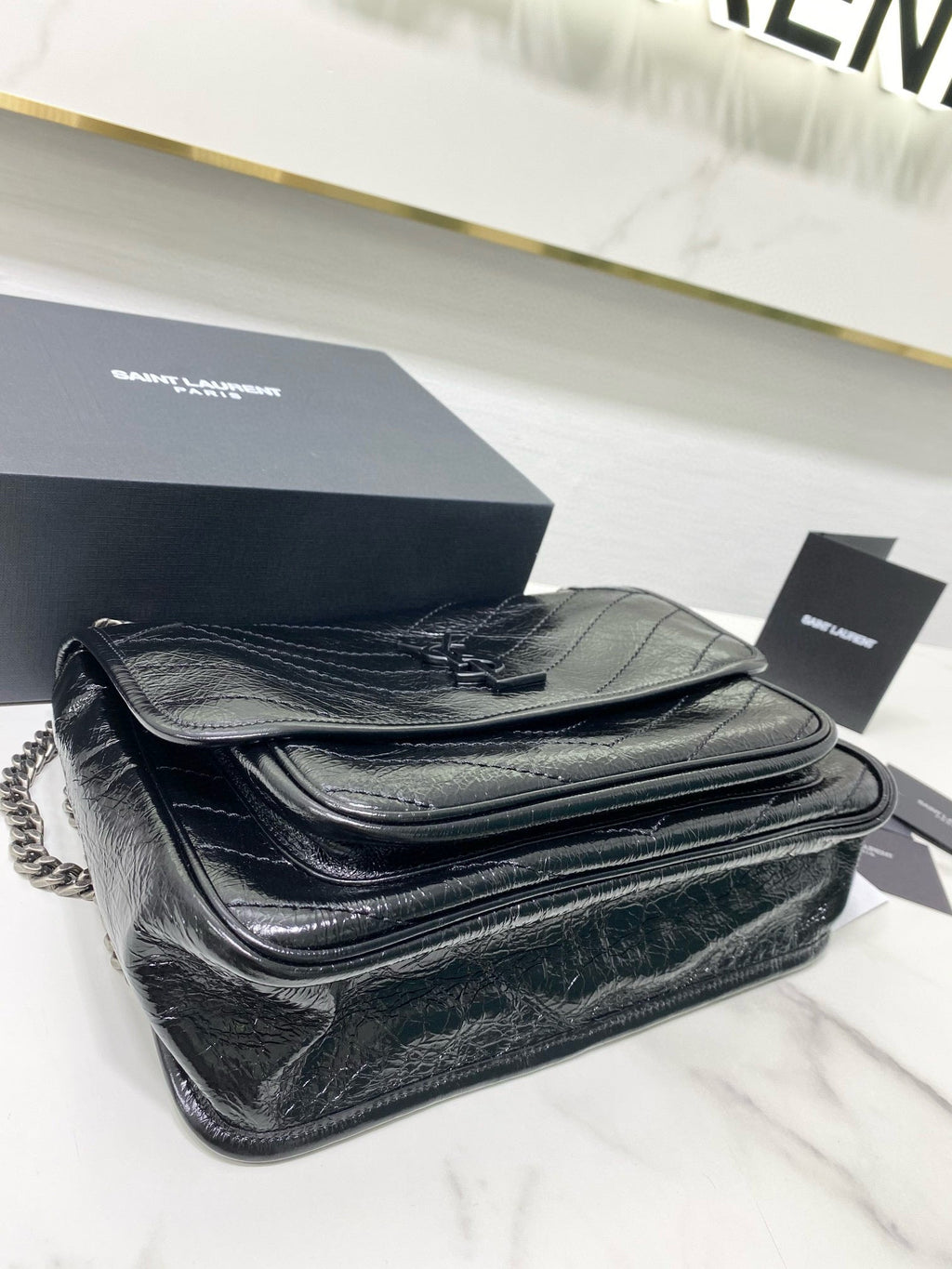 MITTLERE NIKI 28-ZOLL-KETTENTASCHE AUS SCHWARZEM KALBSLEDER, HOCHWERTIG