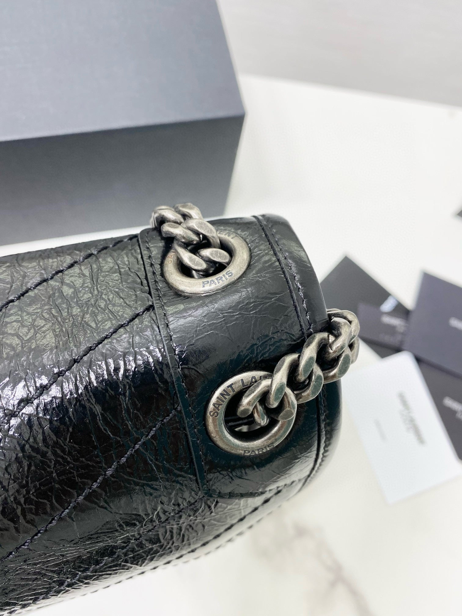 MITTLERE NIKI 28-ZOLL-KETTENTASCHE AUS SCHWARZEM KALBSLEDER, HOCHWERTIG