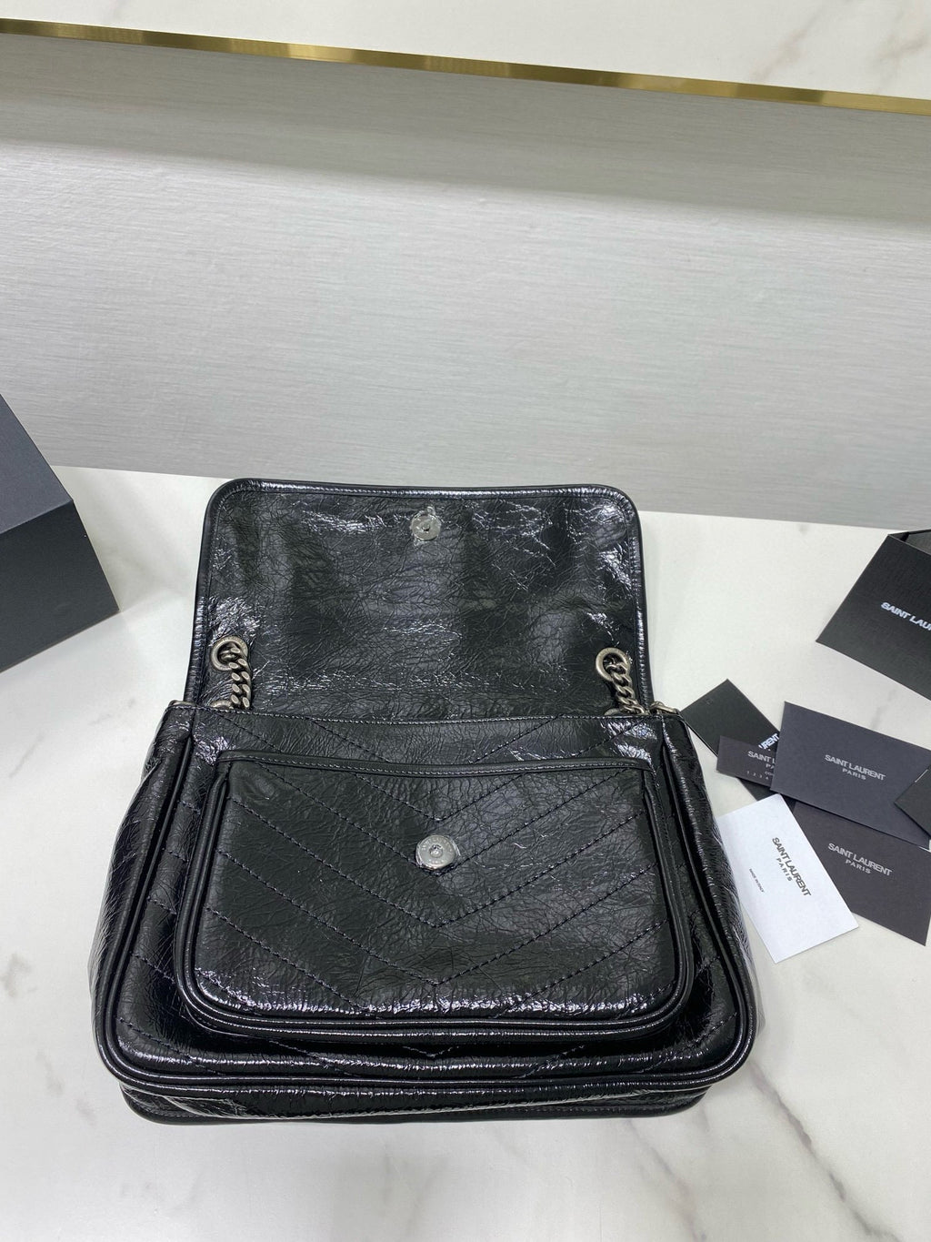 MITTLERE NIKI 28-ZOLL-KETTENTASCHE AUS SCHWARZEM KALBSLEDER, HOCHWERTIG