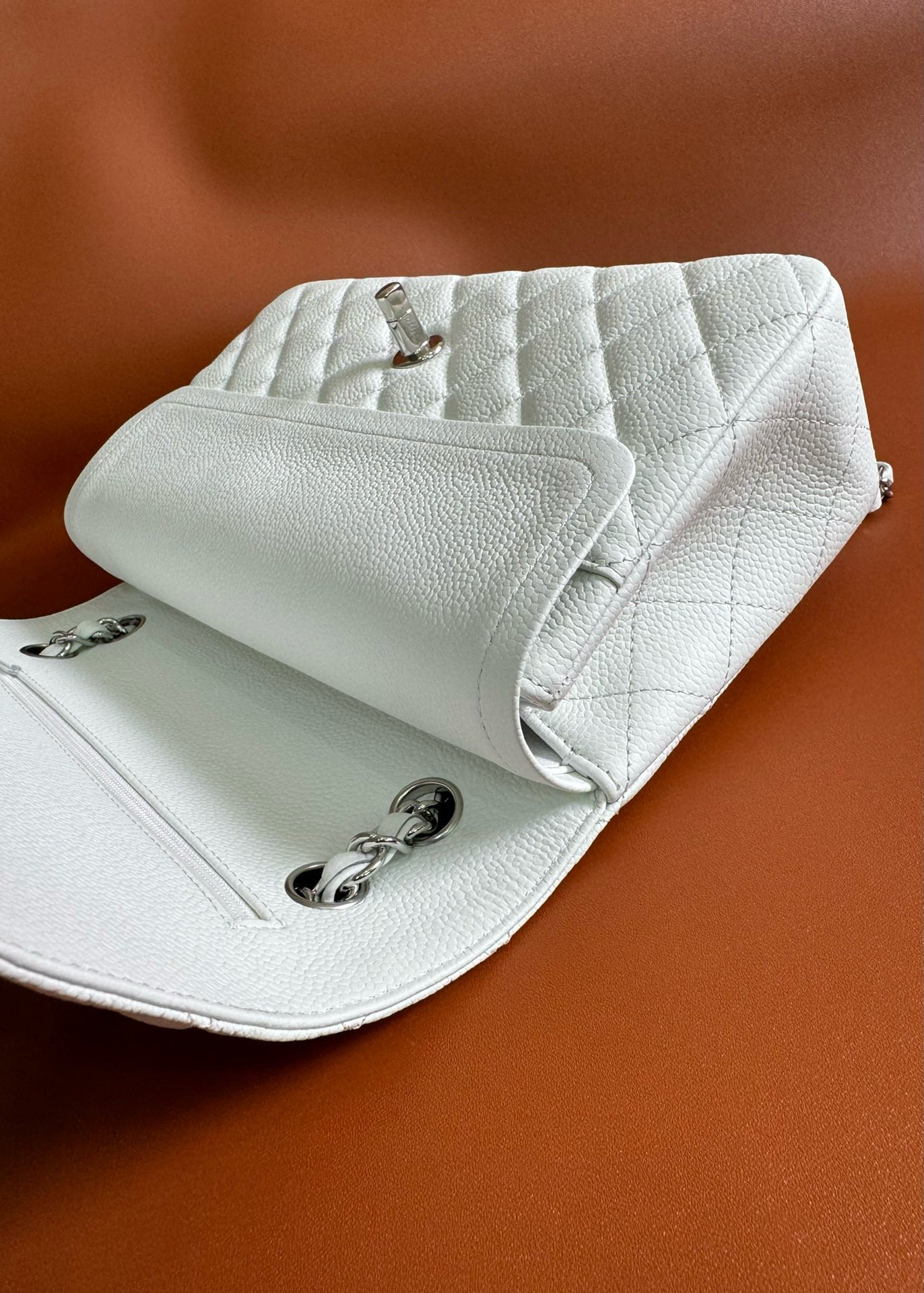 FLAP BAG 25 IN WHITE CAVIAR LAMBSKIN SILVER HARDWARE