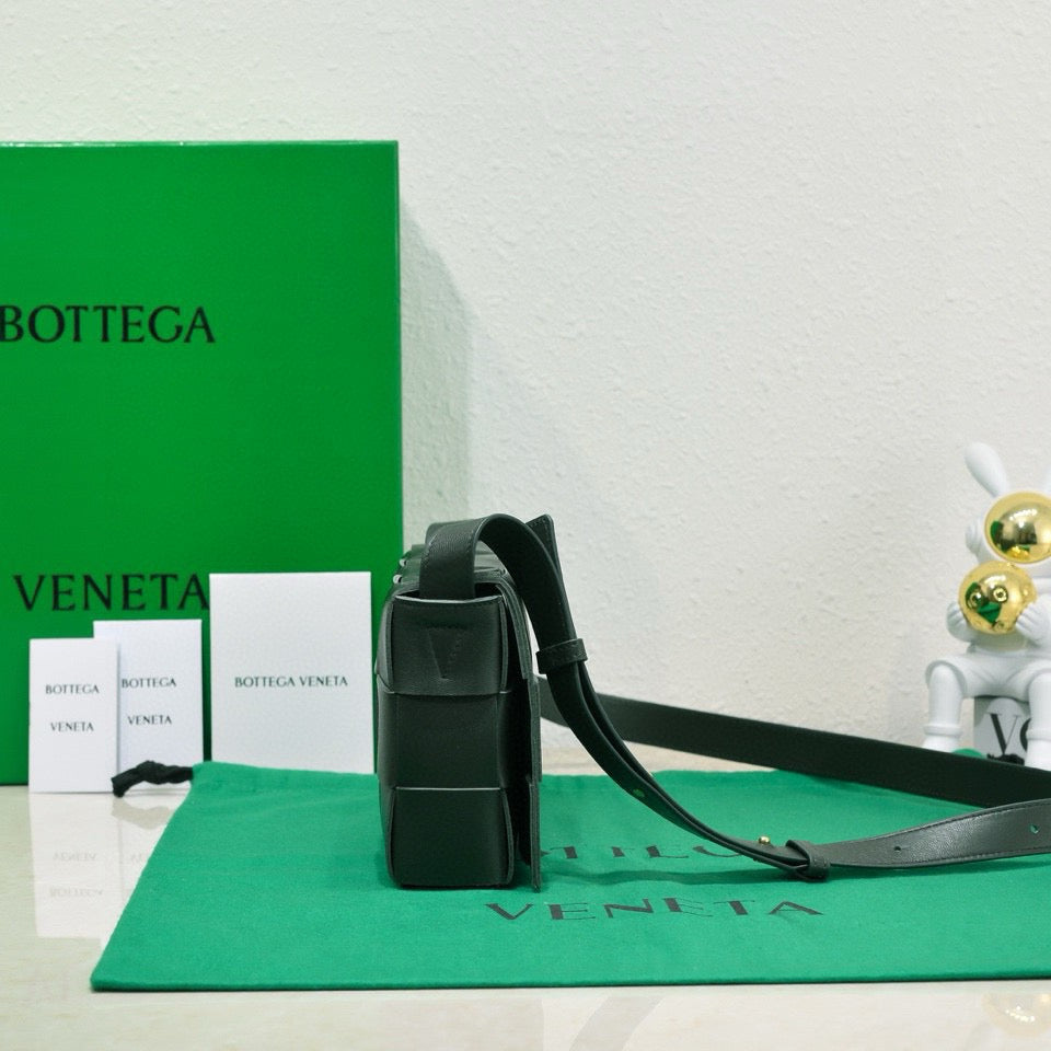 CASSETTE 23 IN DUNKELGRÜNES KALBSLEDER