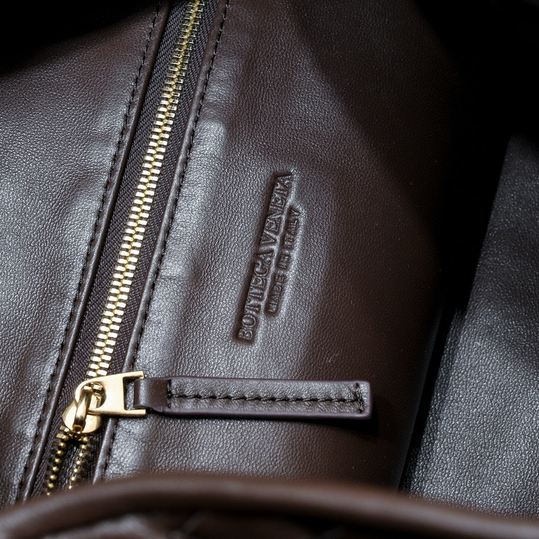 GROSSER HOP 54 IN BRAUNES LAMMSCHUPPEN