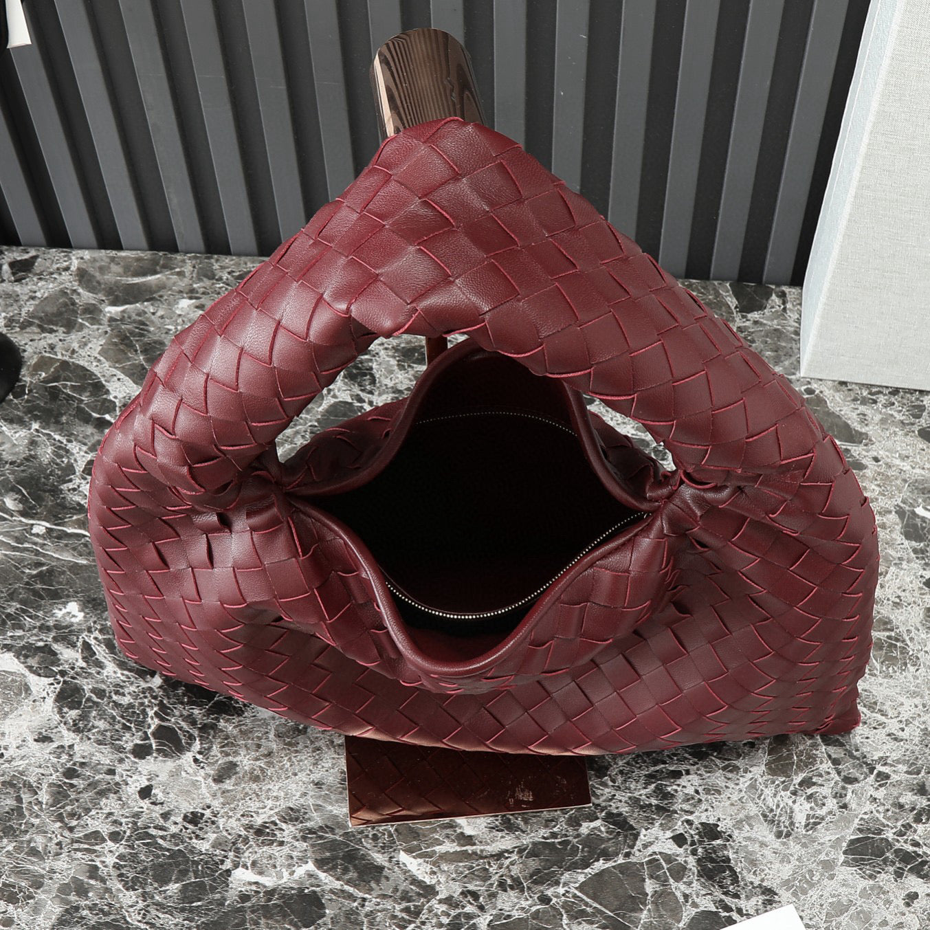 GROSSER HOP 54 IN BURGUNDER LAMMHAUT