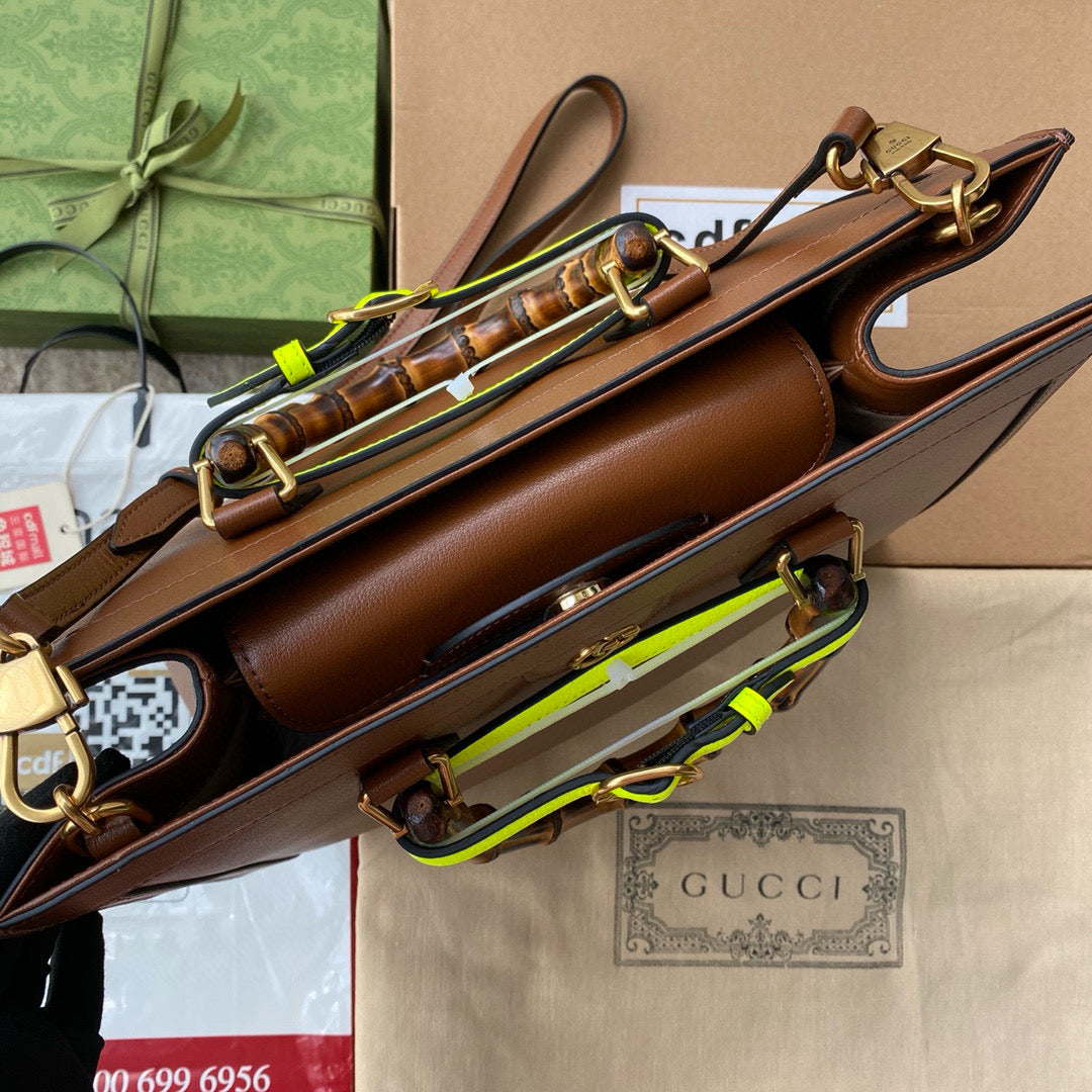 MITTLERE DIANA-TRAGETASCHE 35 IN BRAUN LACKIERTES KALBSLEDER BAMBUSHÄNGER