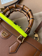 MITTLERE DIANA-TRAGETASCHE 35 IN BRAUN LACKIERTES KALBSLEDER BAMBUSHÄNGER