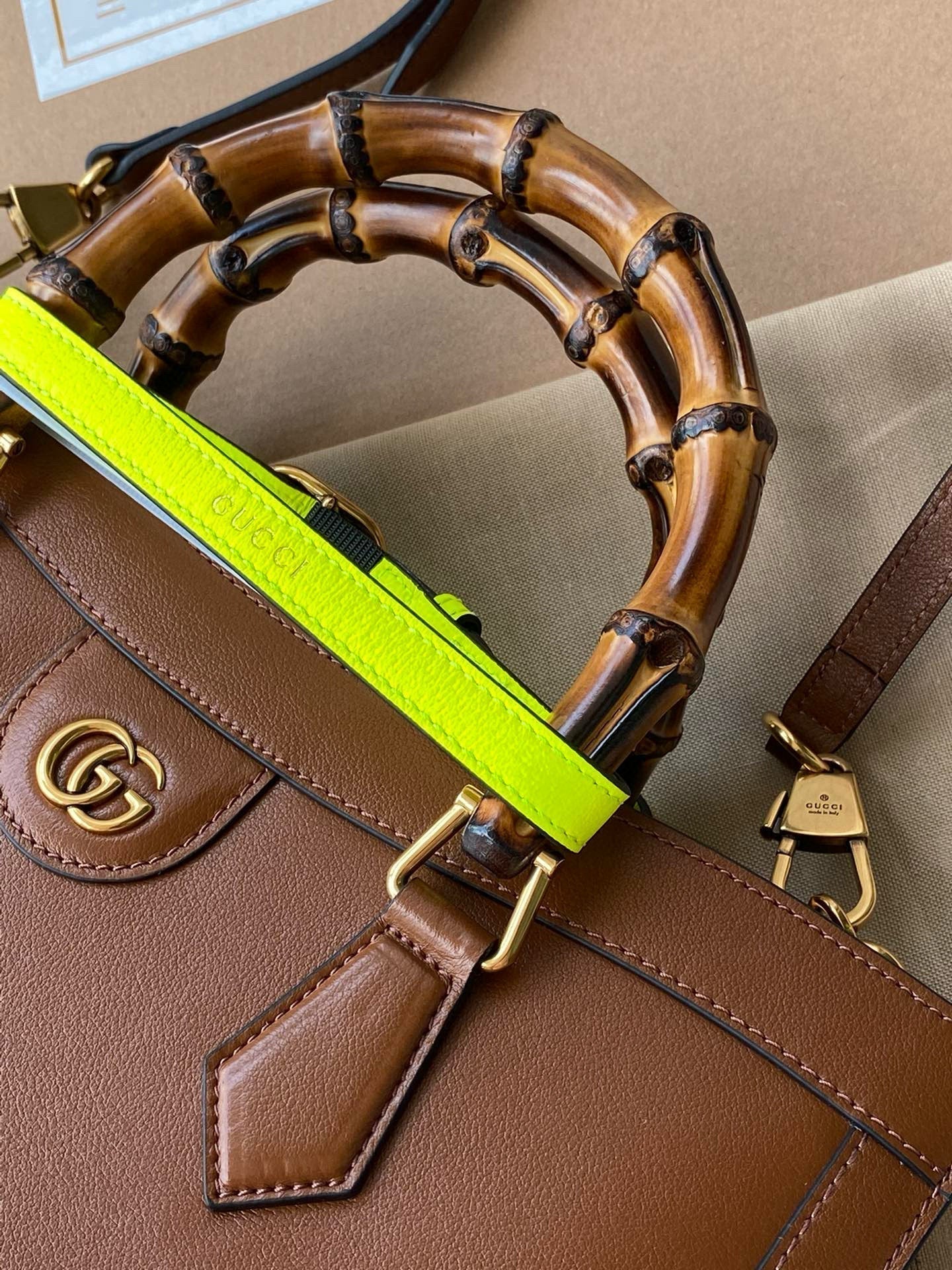 MITTLERE DIANA-TRAGETASCHE 35 IN BRAUN LACKIERTES KALBSLEDER BAMBUSHÄNGER