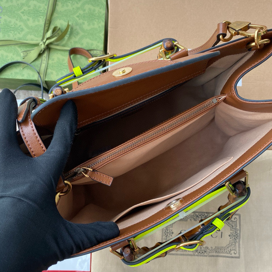 MITTLERE DIANA-TRAGETASCHE 35 IN BRAUN LACKIERTES KALBSLEDER BAMBUSHÄNGER