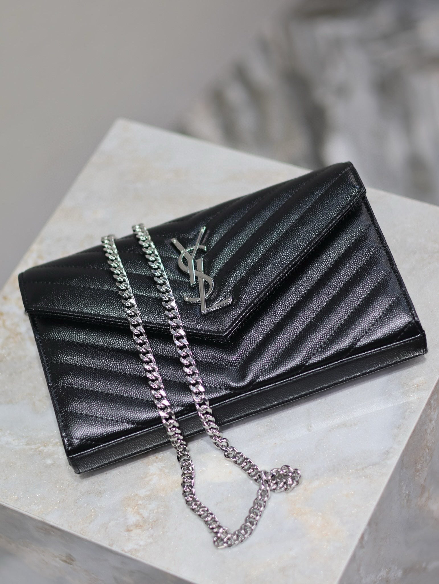 WOC 23 IN SCHWARZEM KAVIAR-LAMMLEDER SILBERNE HARDWARE