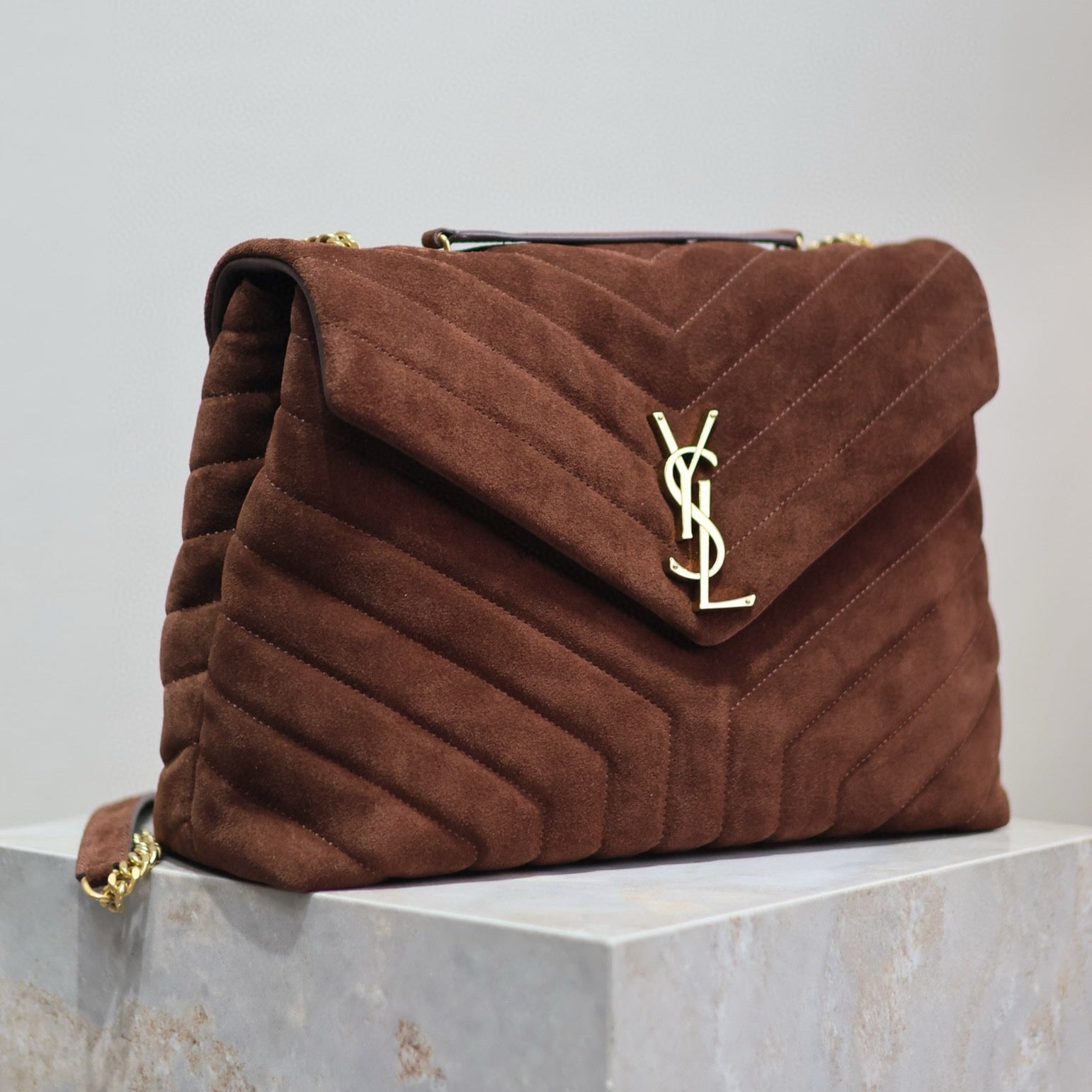 LOULOU 32 IN BRAUNES WILDLEDER MIT GOLDENEN BESCHLÄGEN