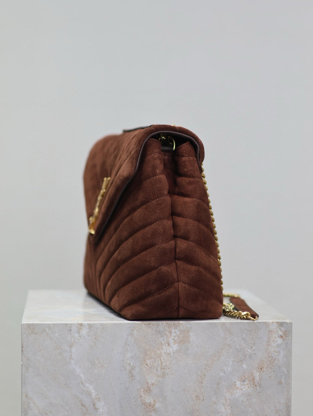 LOULOU 32 IN BRAUNES WILDLEDER MIT GOLDENEN BESCHLÄGEN