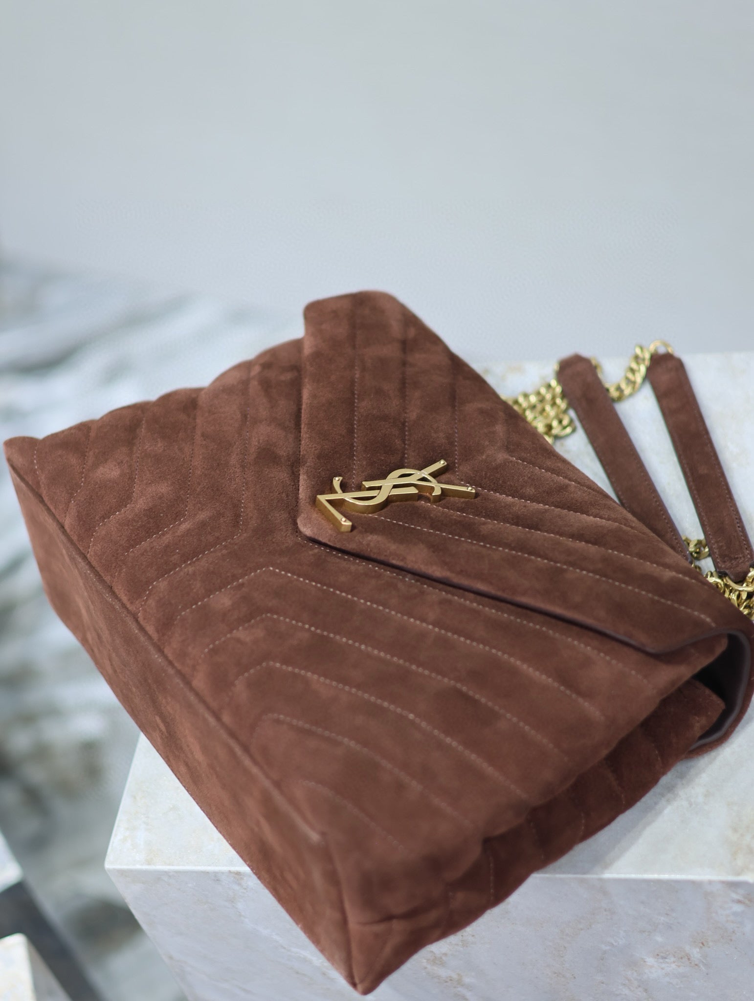 LOULOU 32 IN BRAUNES WILDLEDER MIT GOLDENEN BESCHLÄGEN