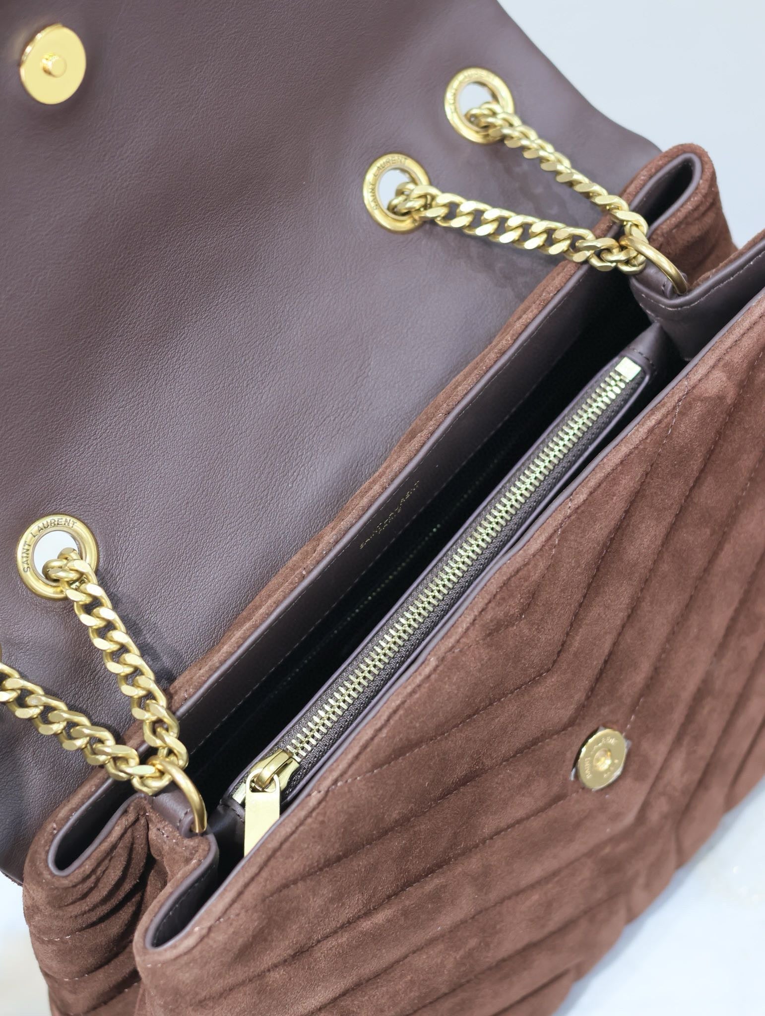 LOULOU 32 IN BRAUNES WILDLEDER MIT GOLDENEN BESCHLÄGEN