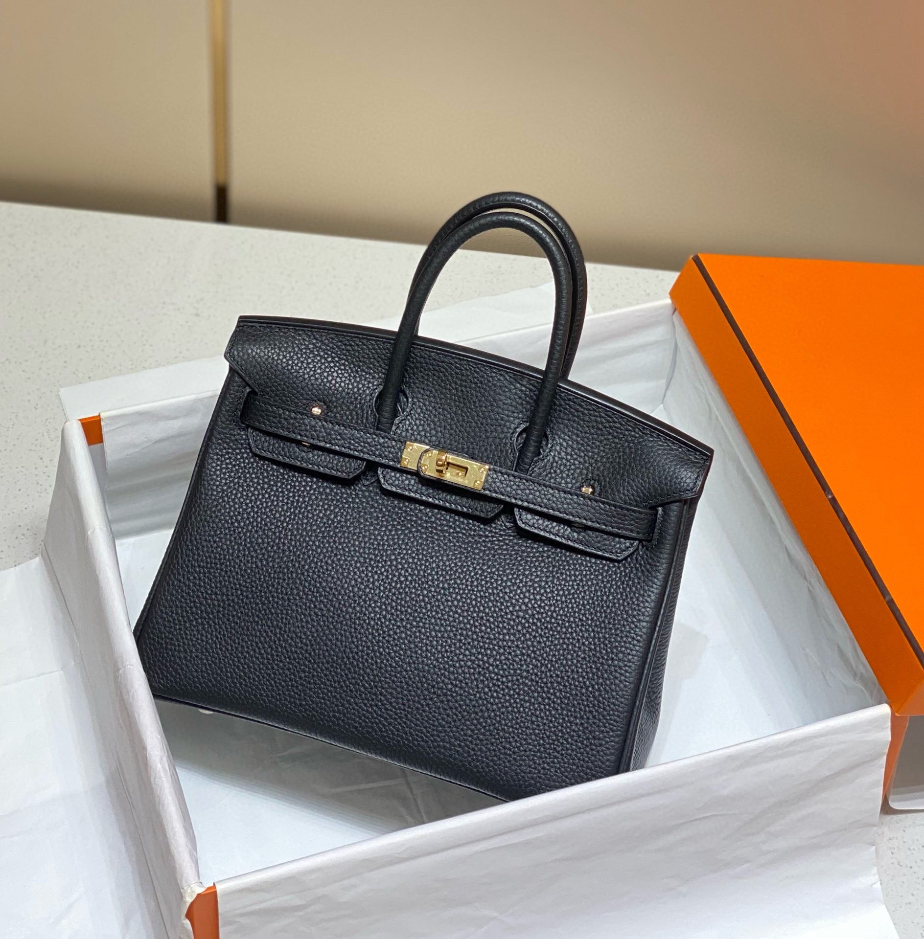 HM Birkin 30 cm in schwarzem Togo-Leder, goldene Beschläge