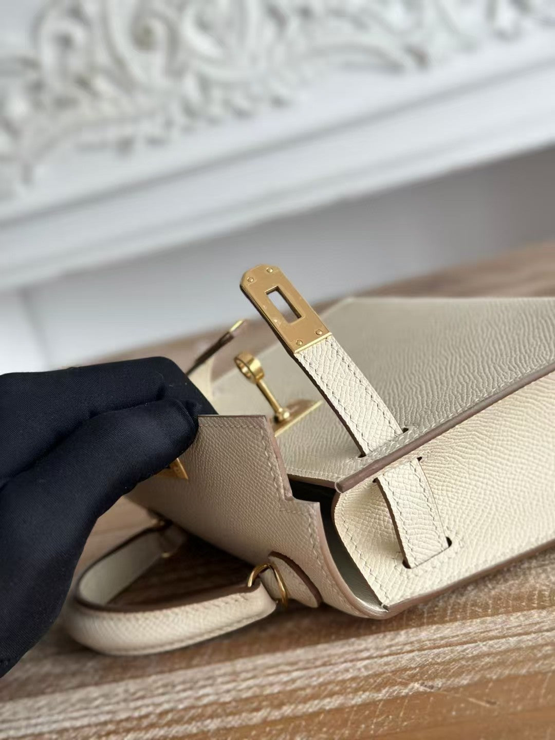 HM KELLY MINI 19 WEISSES KALBSLEDER GOLDENE BESCHLÄGE