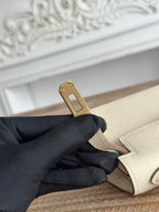 HM KELLY MINI 19 WEISSES KALBSLEDER GOLDENE BESCHLÄGE