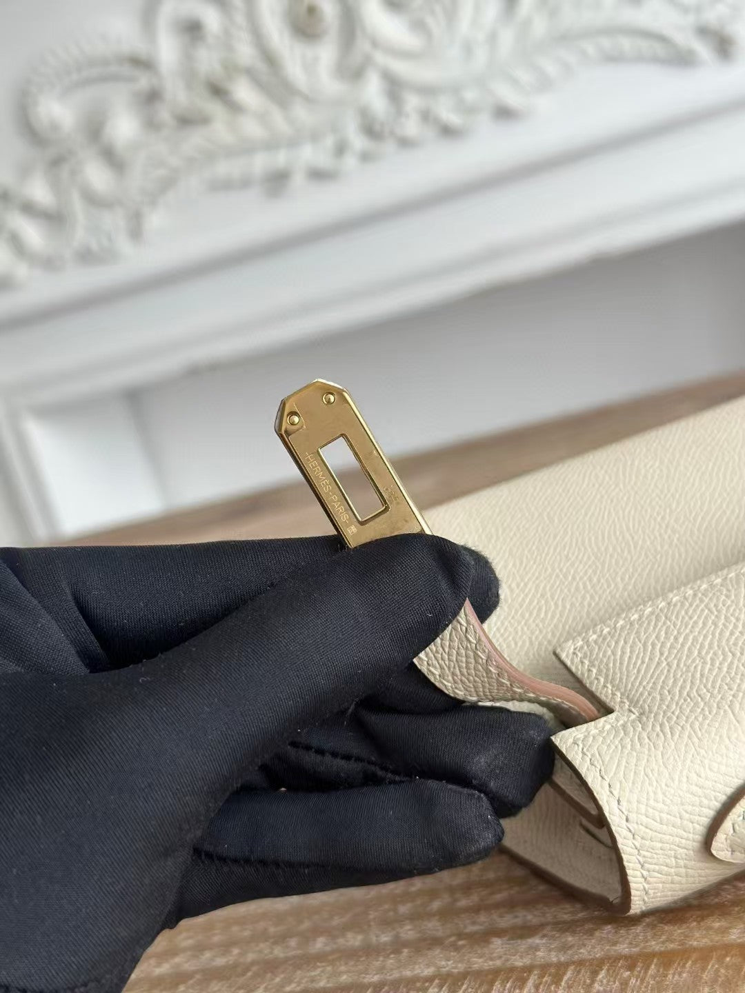 HM KELLY MINI 19 WEISSES KALBSLEDER GOLDENE BESCHLÄGE