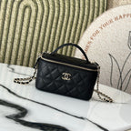 VANITY 17 CAVIAR MIT GRIFF IN SCHWARZEM KALBSLEDER UND GOLDENEN BESCHLÄGEN