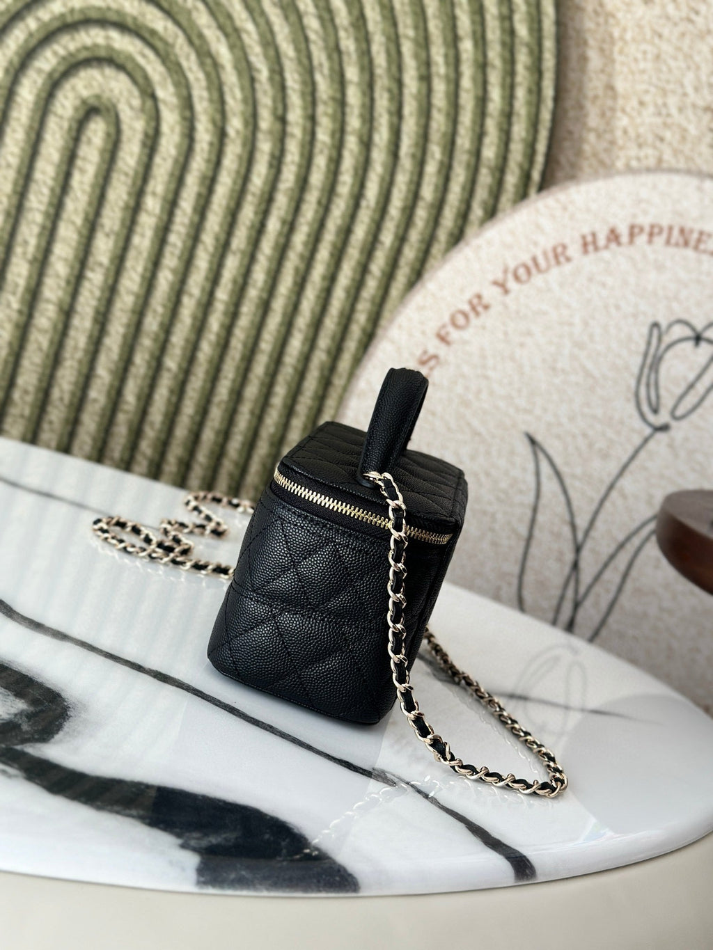 VANITY 17 CAVIAR MIT GRIFF IN SCHWARZEM KALBSLEDER UND GOLDENEN BESCHLÄGEN