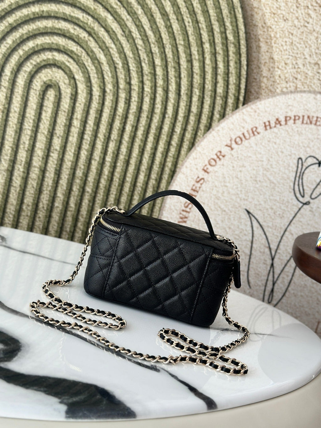 VANITY 17 CAVIAR MIT GRIFF IN SCHWARZEM KALBSLEDER UND GOLDENEN BESCHLÄGEN