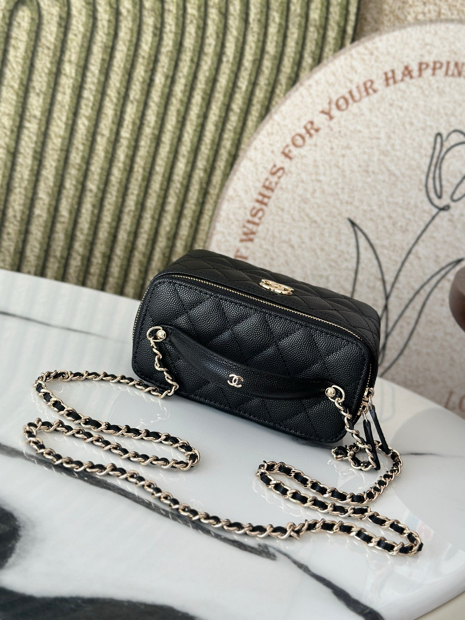 VANITY 17 CAVIAR MIT GRIFF IN SCHWARZEM KALBSLEDER UND GOLDENEN BESCHLÄGEN