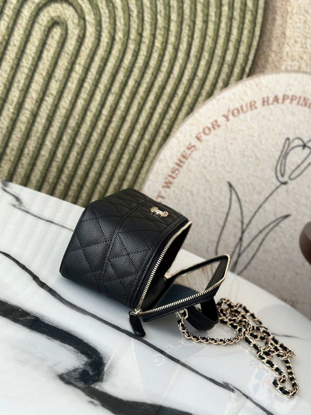 VANITY 17 CAVIAR MIT GRIFF IN SCHWARZEM KALBSLEDER UND GOLDENEN BESCHLÄGEN