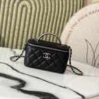 25P Waschtisch 17 Caviar mit Griff Metall in schwarzem Kalbsleder Silberne Beschläge