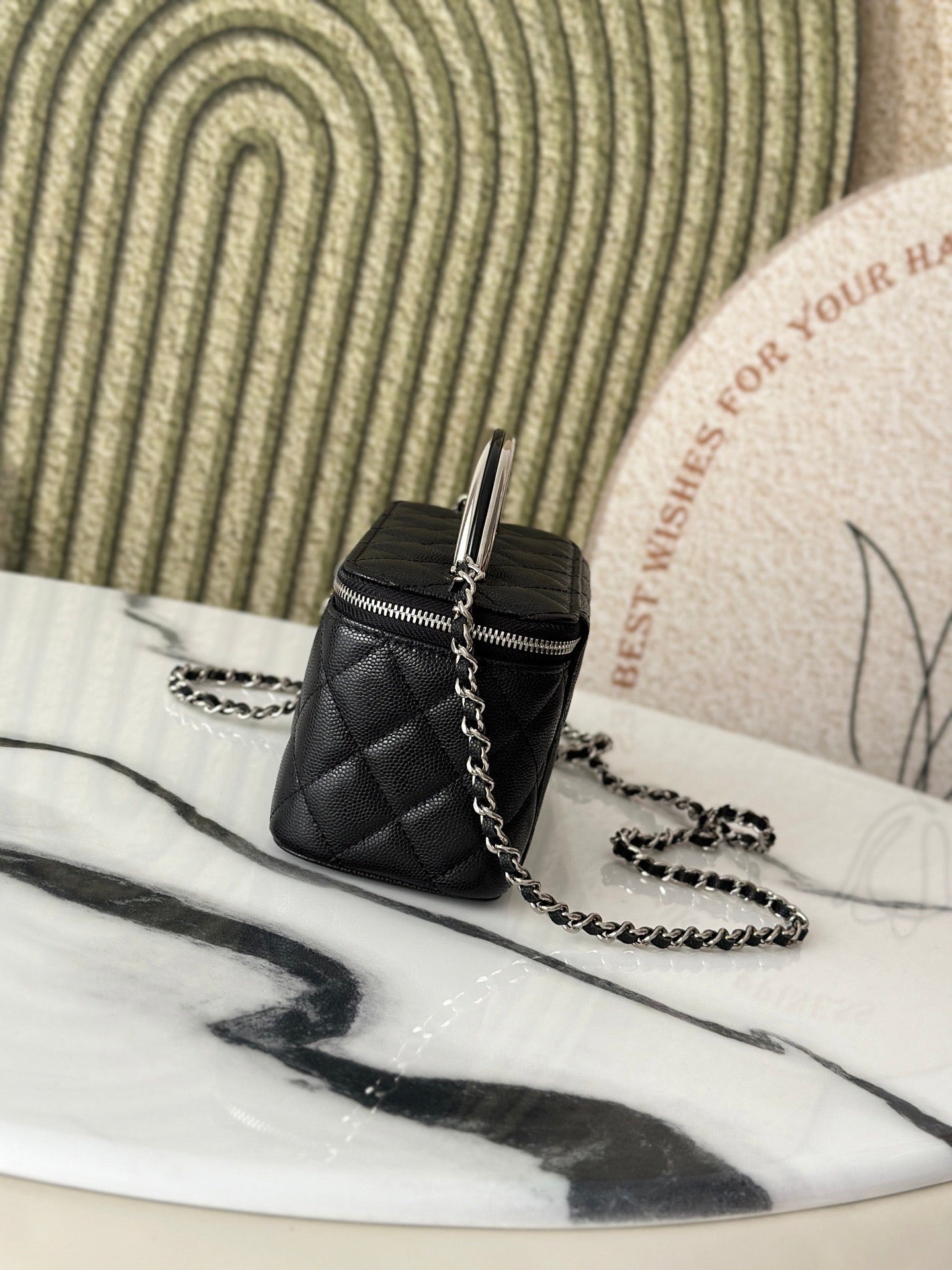 25P Waschtisch 17 Caviar mit Griff Metall in schwarzem Kalbsleder Silberne Beschläge