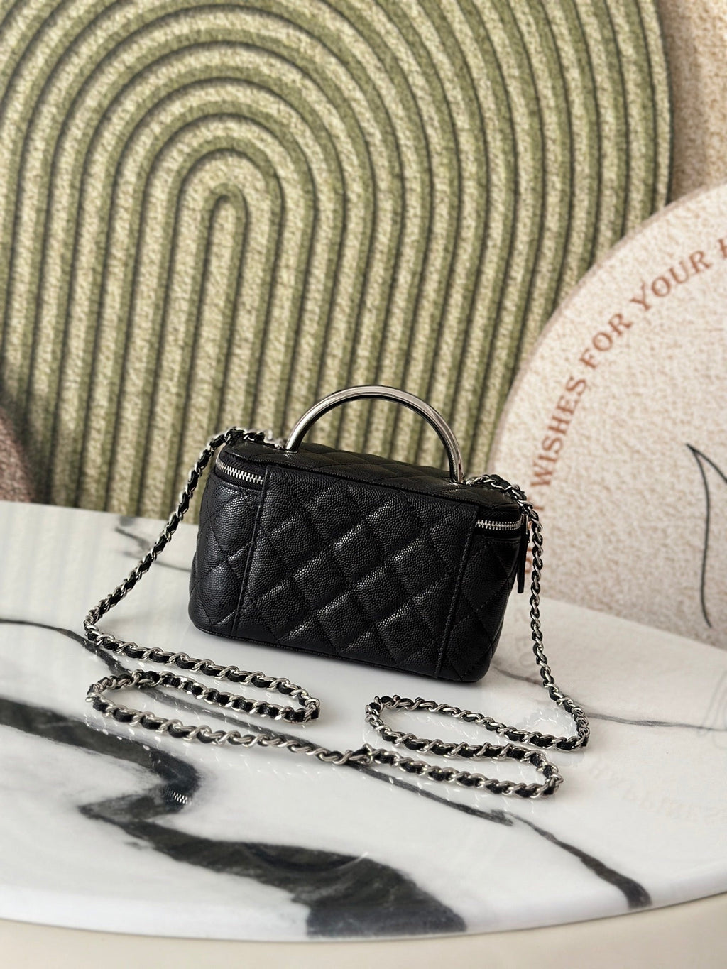 25P Waschtisch 17 Caviar mit Griff Metall in schwarzem Kalbsleder Silberne Beschläge