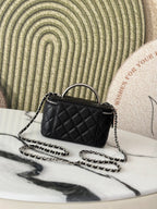 25P Waschtisch 17 Caviar mit Griff Metall in schwarzem Kalbsleder Silberne Beschläge