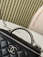 25P Waschtisch 17 Caviar mit Griff Metall in schwarzem Kalbsleder Silberne Beschläge