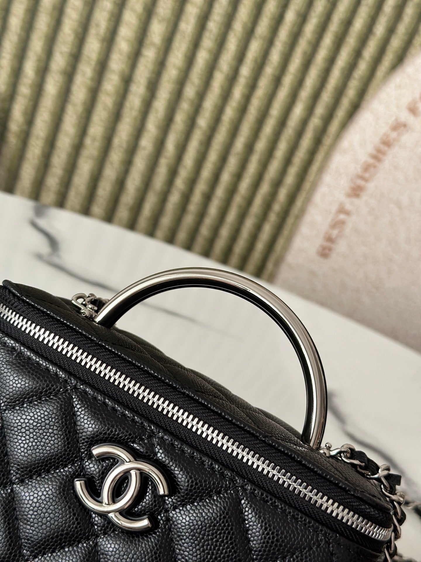 25P Waschtisch 17 Caviar mit Griff Metall in schwarzem Kalbsleder Silberne Beschläge