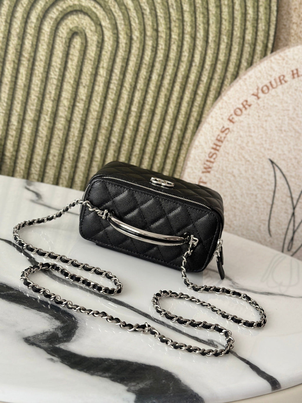 25P Waschtisch 17 Caviar mit Griff Metall in schwarzem Kalbsleder Silberne Beschläge