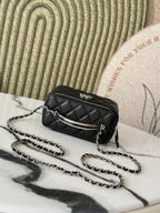 25P Waschtisch 17 Caviar mit Griff Metall in schwarzem Kalbsleder Silberne Beschläge