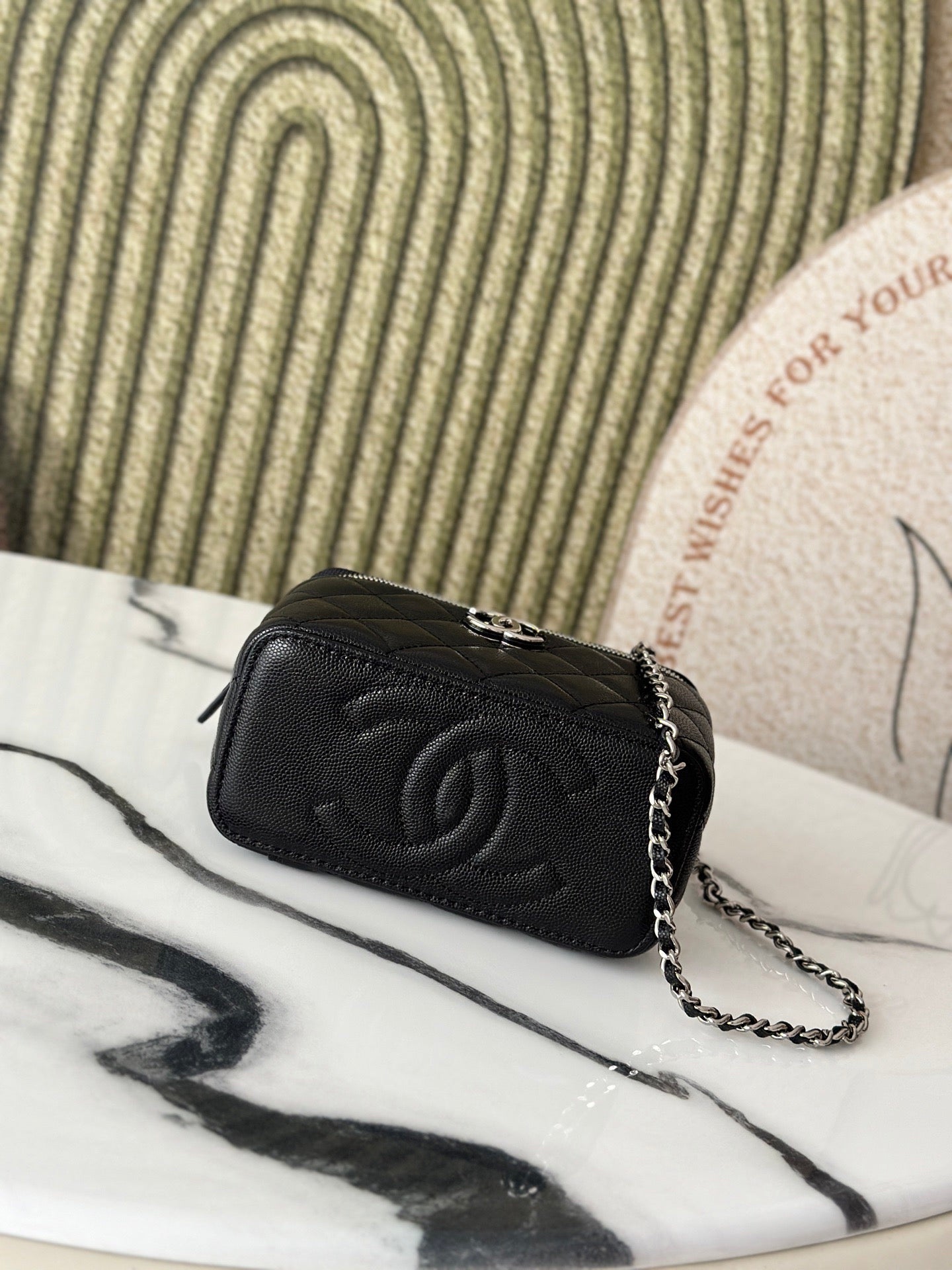 25P Waschtisch 17 Caviar mit Griff Metall in schwarzem Kalbsleder Silberne Beschläge