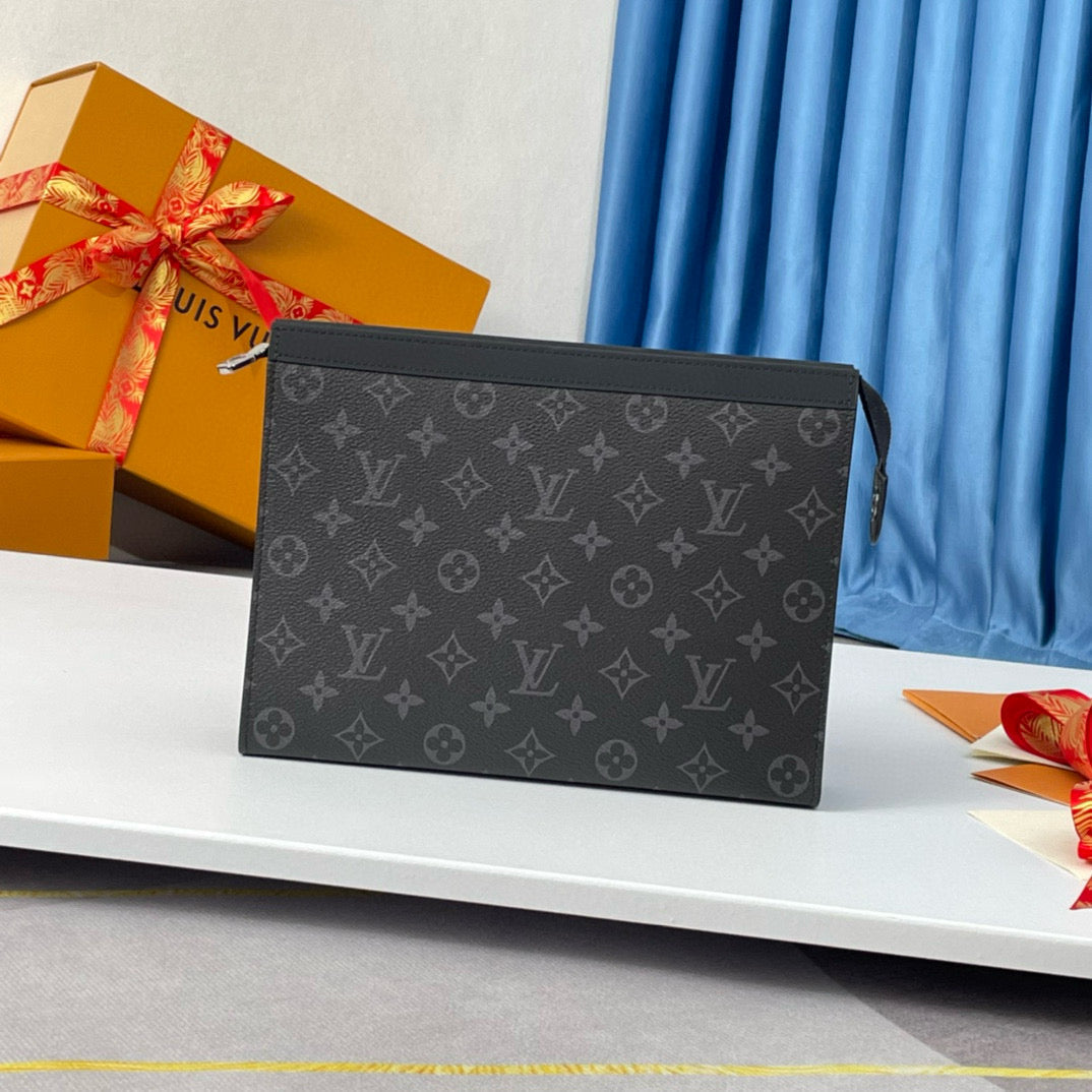 POCHETTE VOYAGE MM 26 MONOGRAM SCHWARZES KALBSLEDER