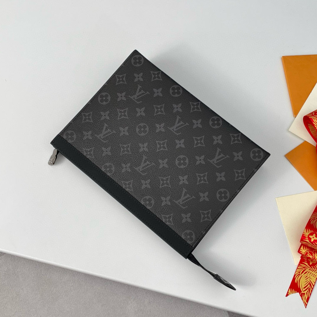 POCHETTE VOYAGE MM 26 MONOGRAM SCHWARZES KALBSLEDER