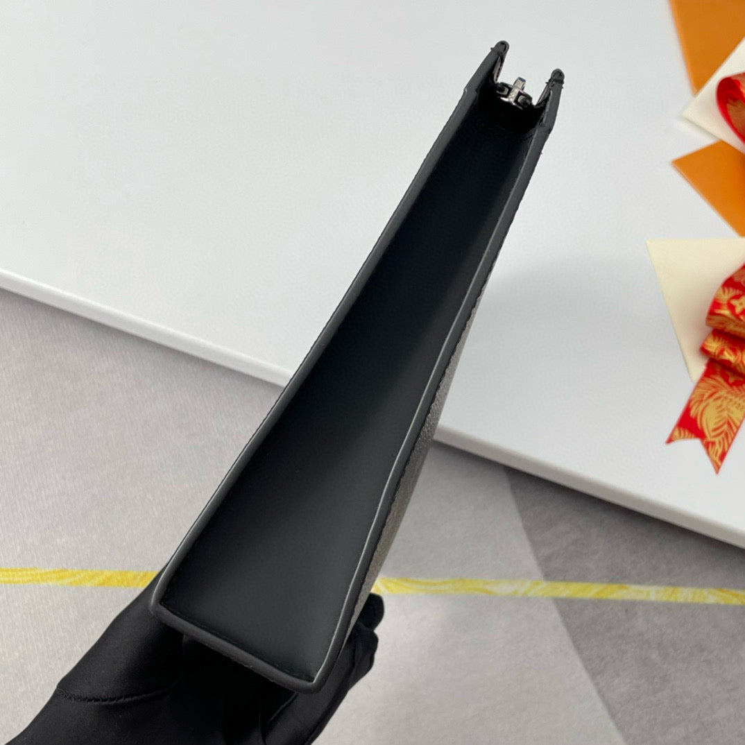 POCHETTE VOYAGE MM 26 MONOGRAM SCHWARZES KALBSLEDER