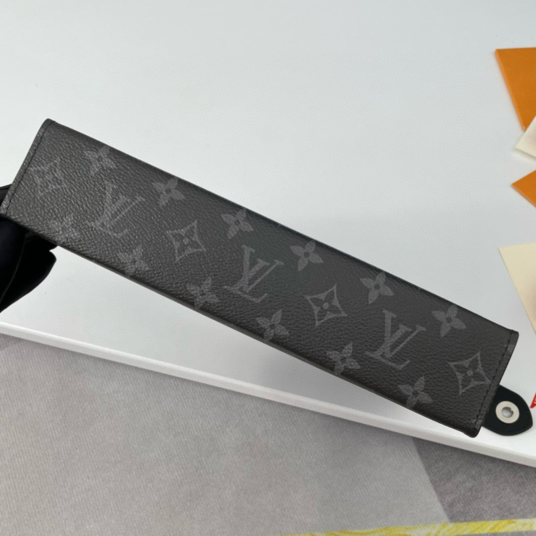 POCHETTE VOYAGE MM 26 MONOGRAM SCHWARZES KALBSLEDER